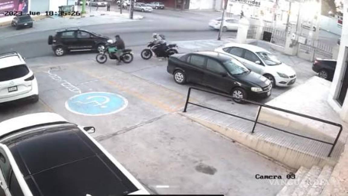 Torpe asaltante se cae de moto al intentar robarla, en el centro de Saltillo (video)