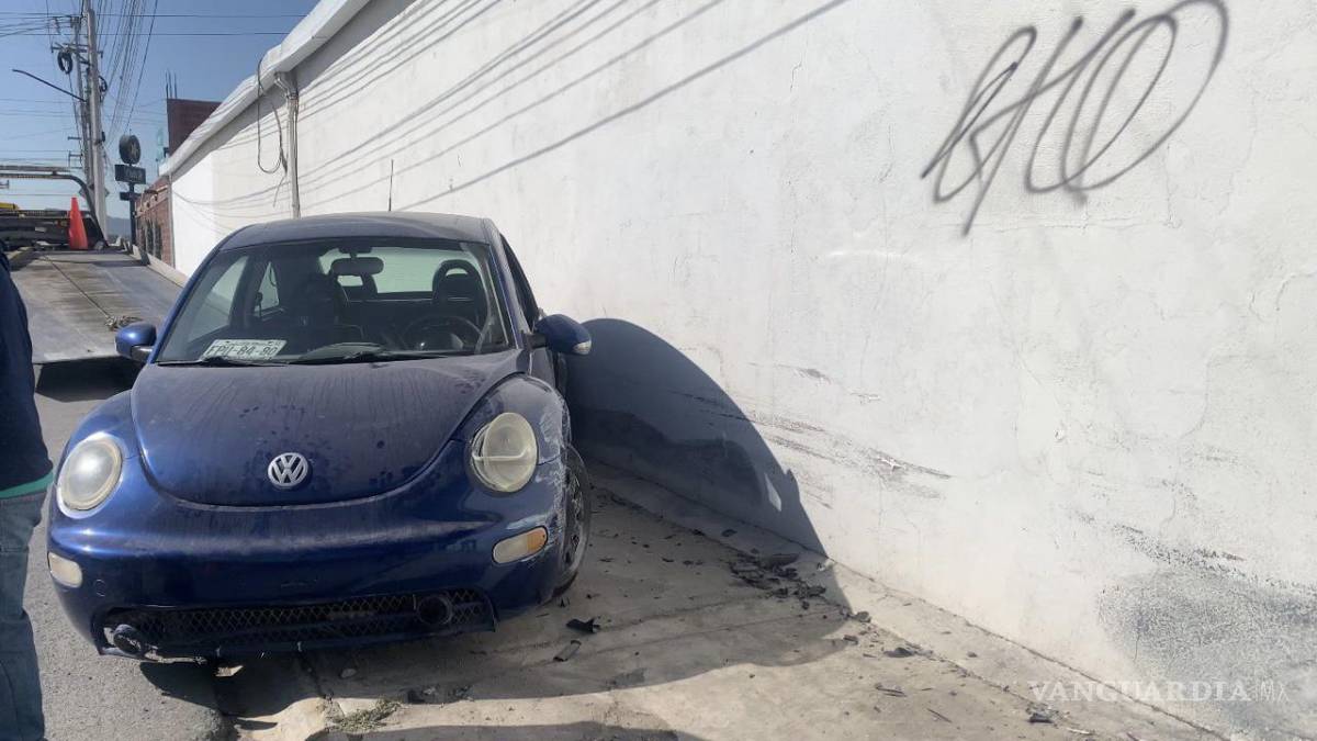 Jovencitos chocan su Beetle contra muro, en colonia de Ramos Arizpe