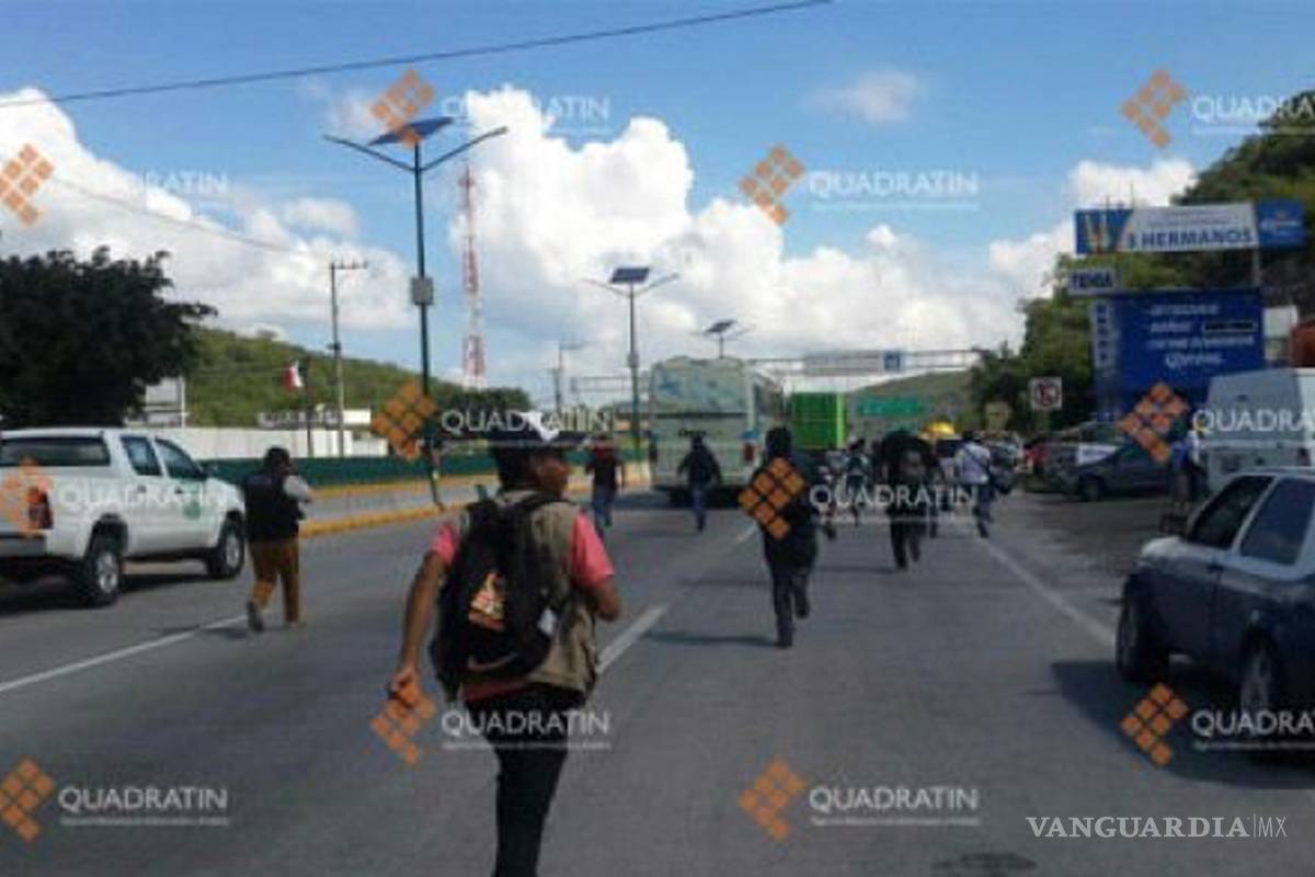 Normalistas de Ayotzinapa queman tráiler en Tixtla, se enfrentan con antimotines