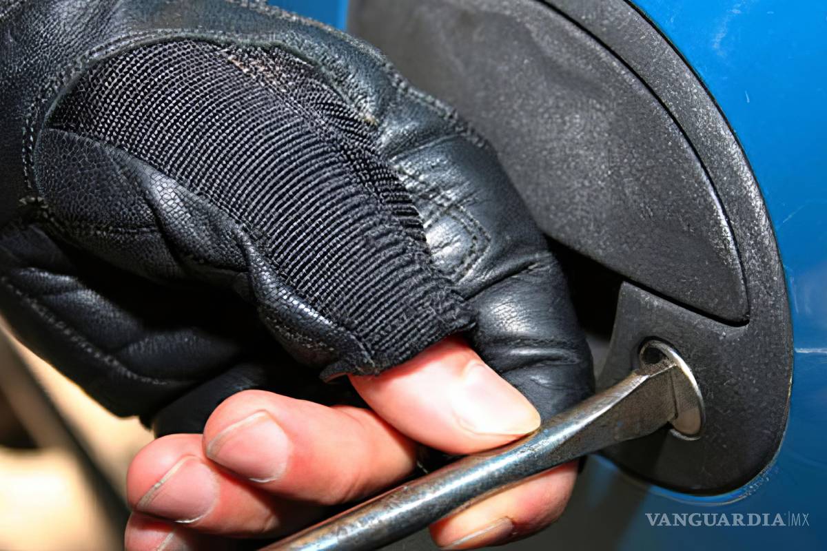 Saltillo: ladrones asolan la colonia del Valle; abogado sufre el robo de llantas de su vehículo