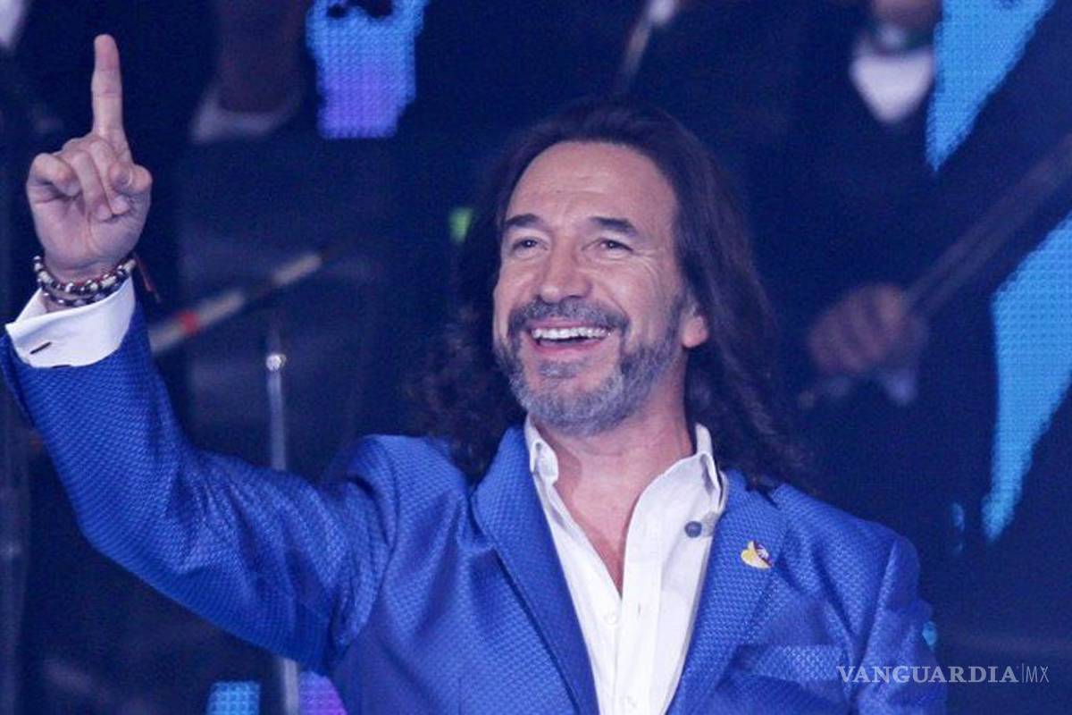 Marco Antonio Solís presenta a sus tres hijas en el escenario