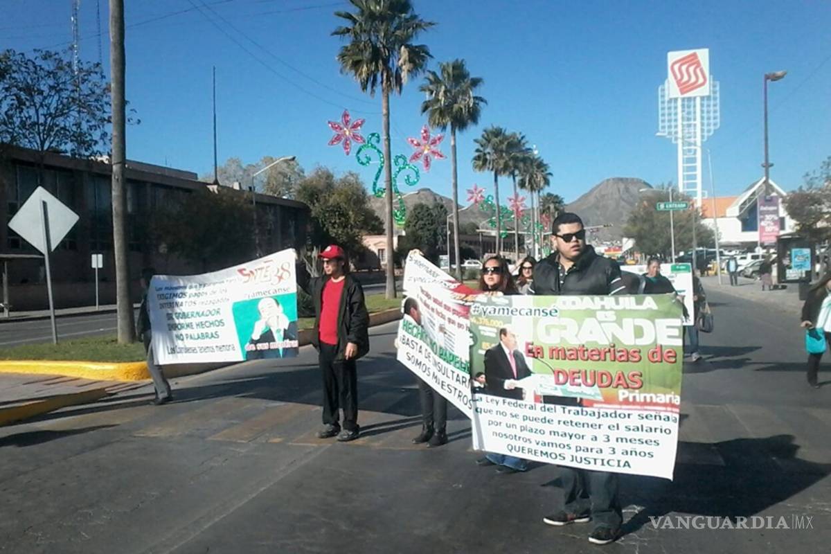 Maestros protestan en el Palacio del Congreso tras Informe
