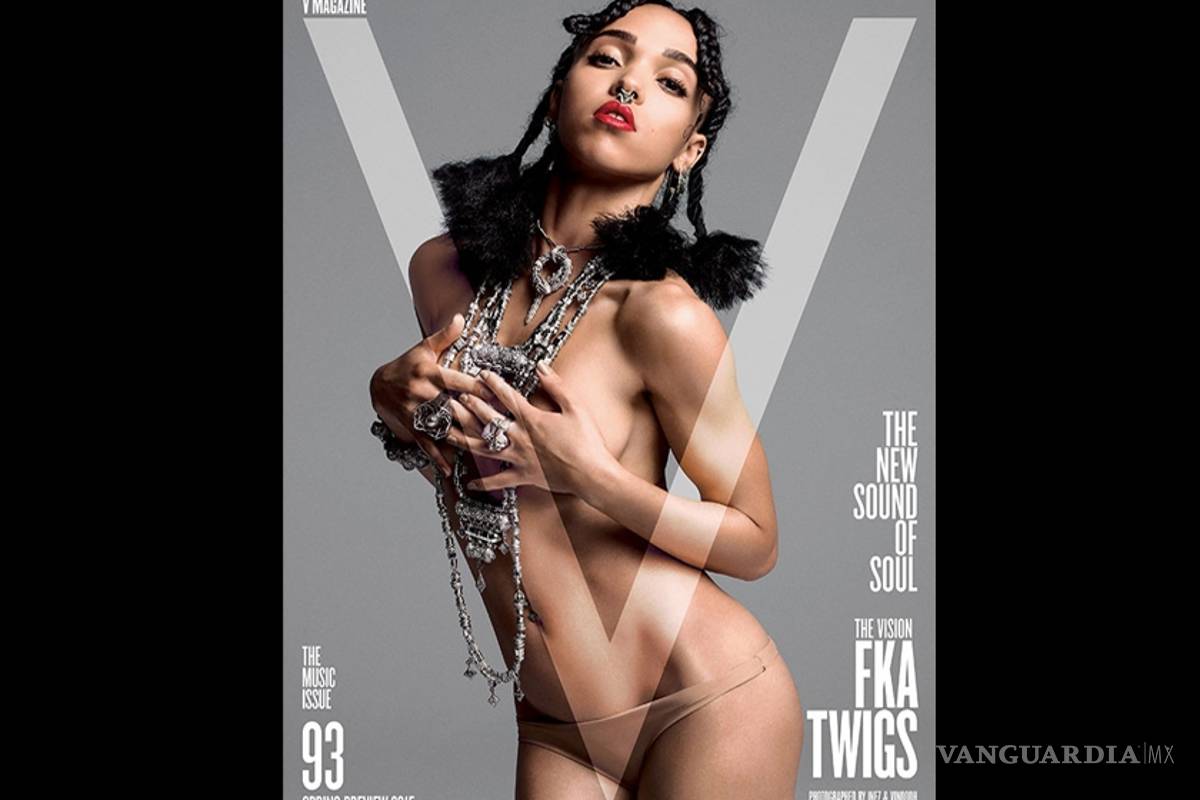 Novia de Robert Pattinson posa semidesnuda