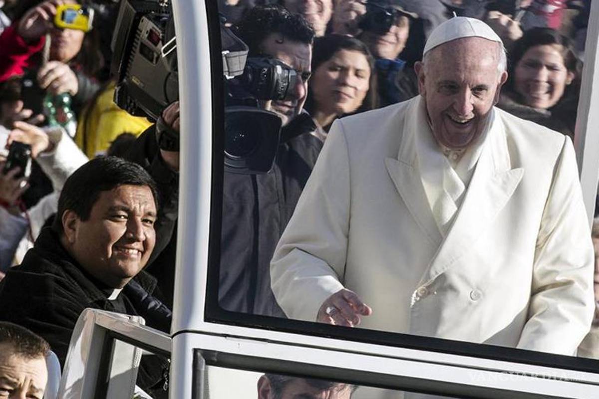 Viola Papa protocolo, pasea con un amigo por el Vaticano