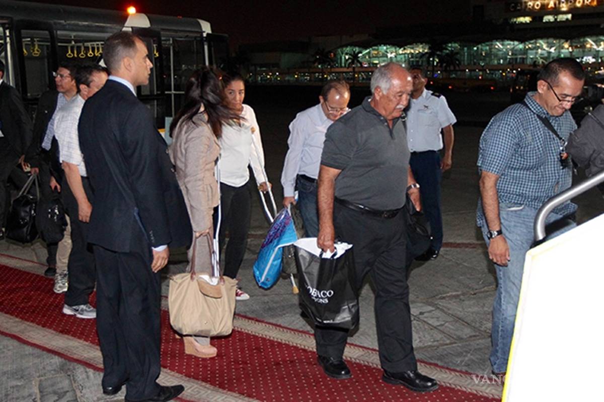 Difunden foto de regreso de mexicanos atacados en Egipto