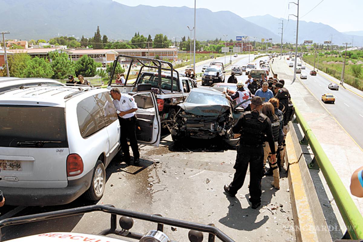 Policía estatal ocasiona choque múltiple en Saltillo