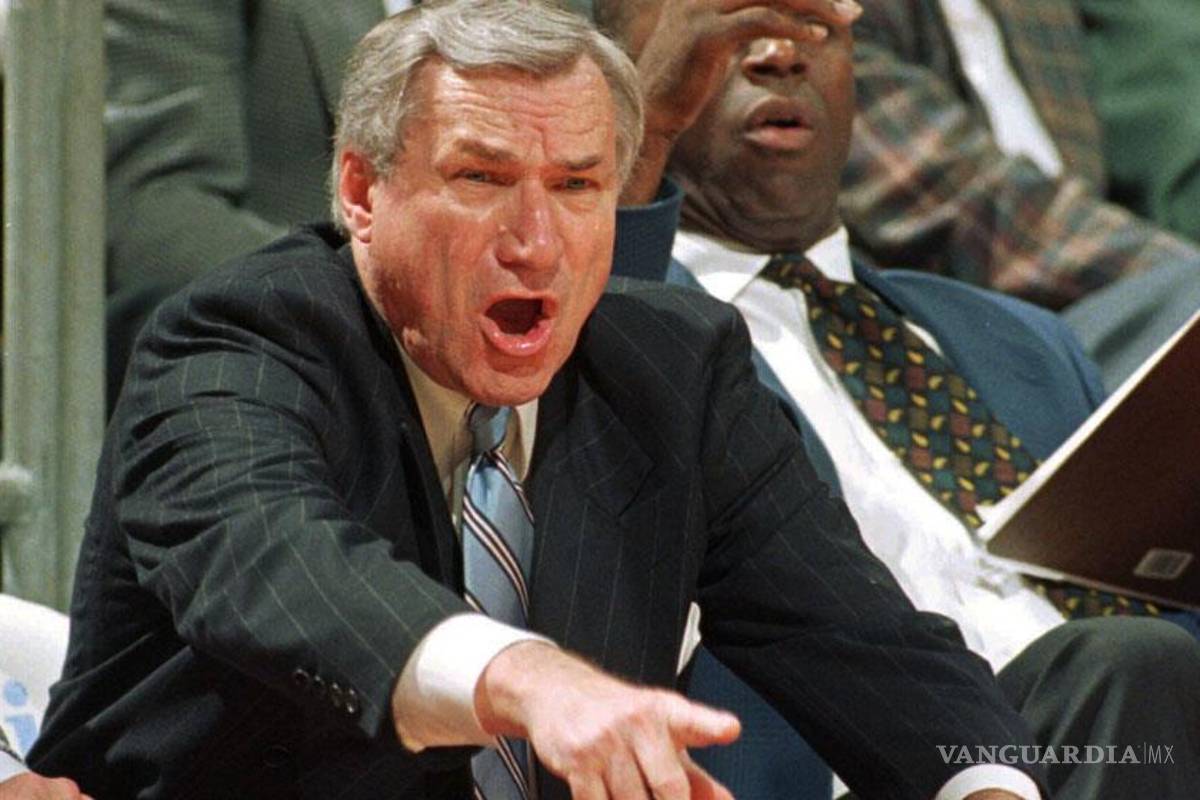 Muere Dean Smith, "mentor y segundo padre" de Michael Jordan