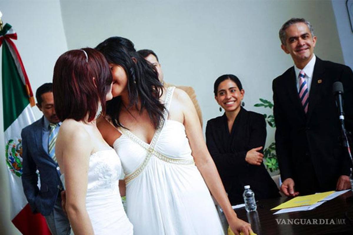 Celebra el DF boda gay masiva con 26 uniones