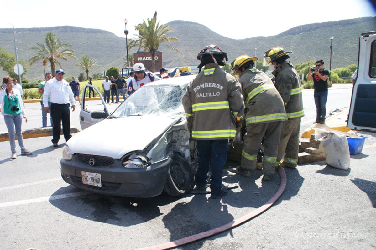 Por ir hablando por celular conductor choca y lo reportan grave en Saltillo
