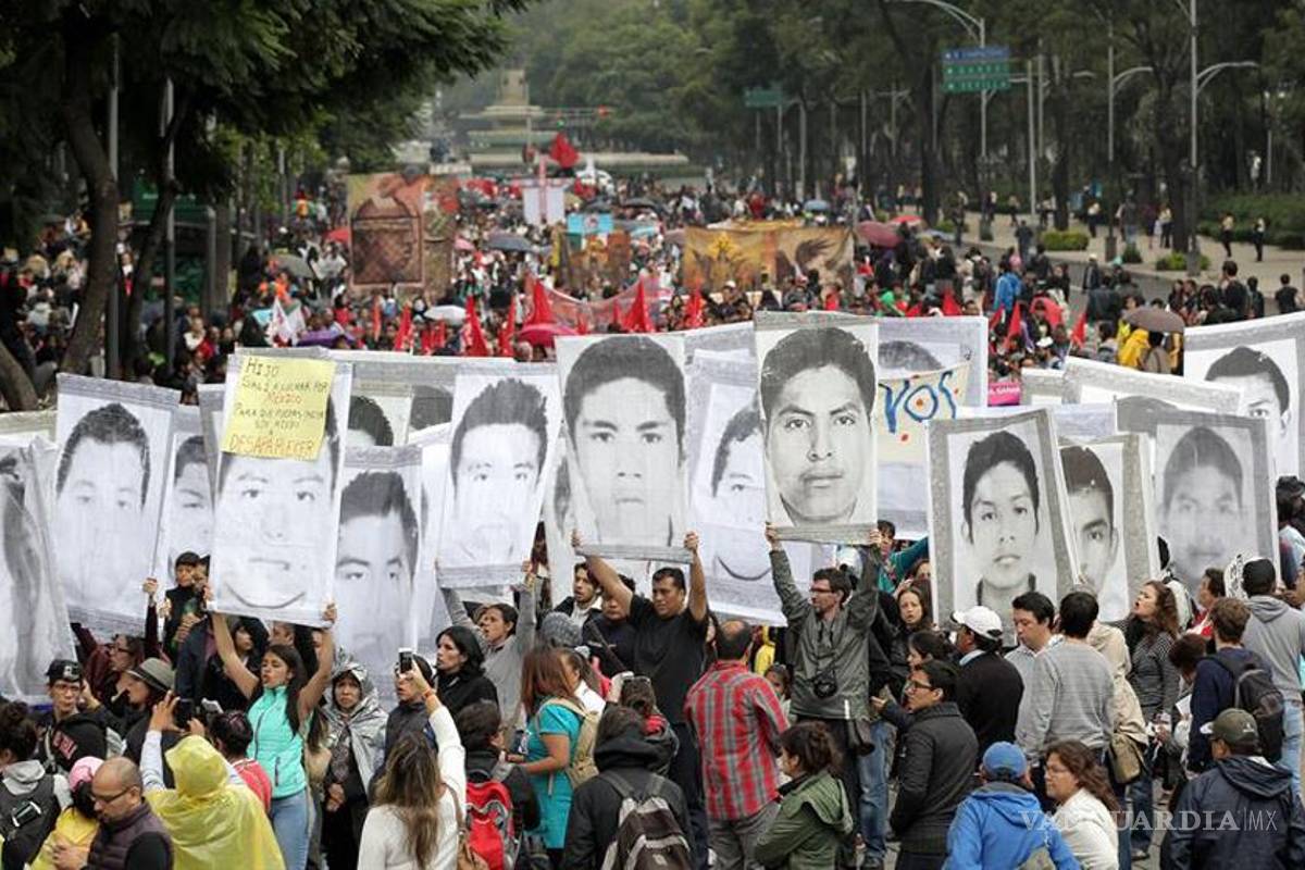 Padres de los 43 normalistas inician caravana hacia estados del norte