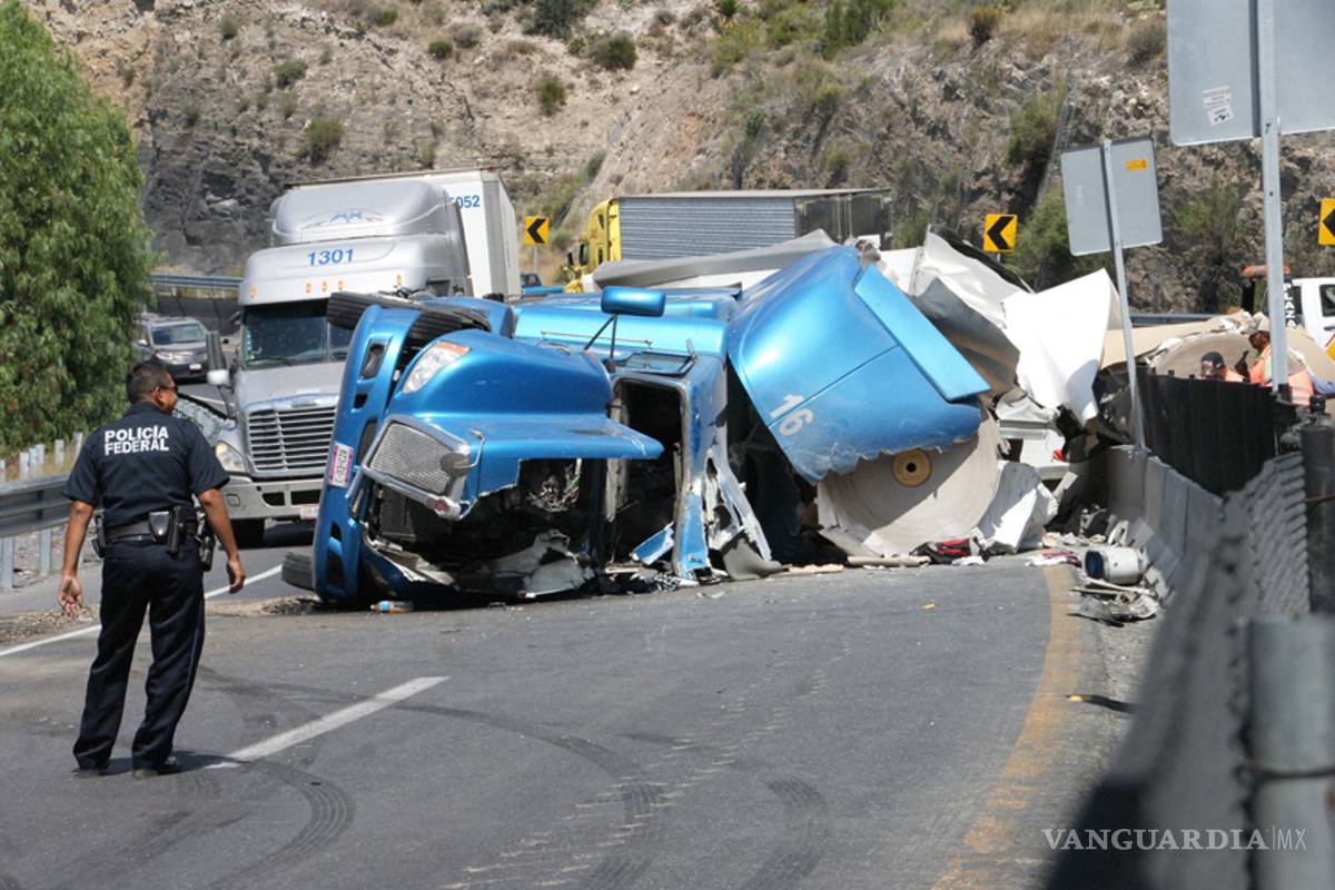 Choques de tráileres provocan un caos en carretera 57, en Arteaga