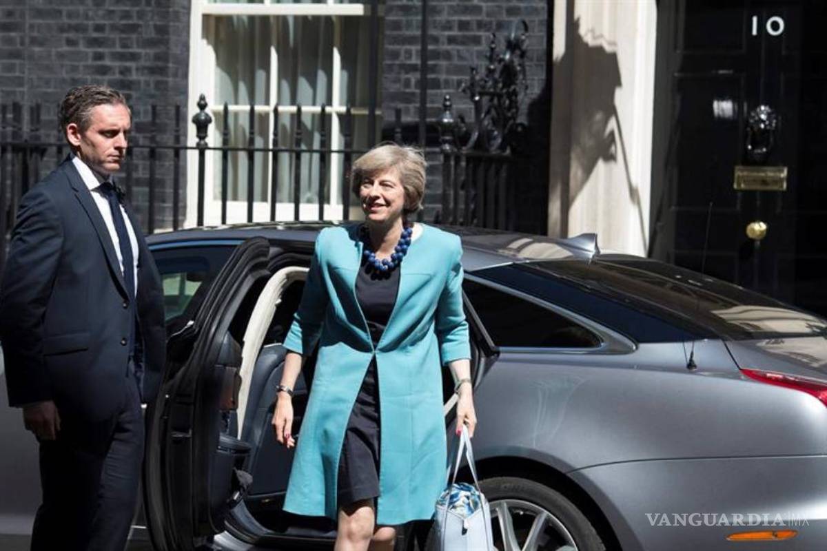 May rompe con el círculo de Cameron