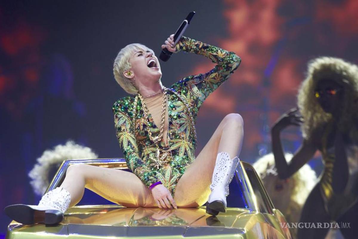 Cyrus responde a críticas con foto de su trasero