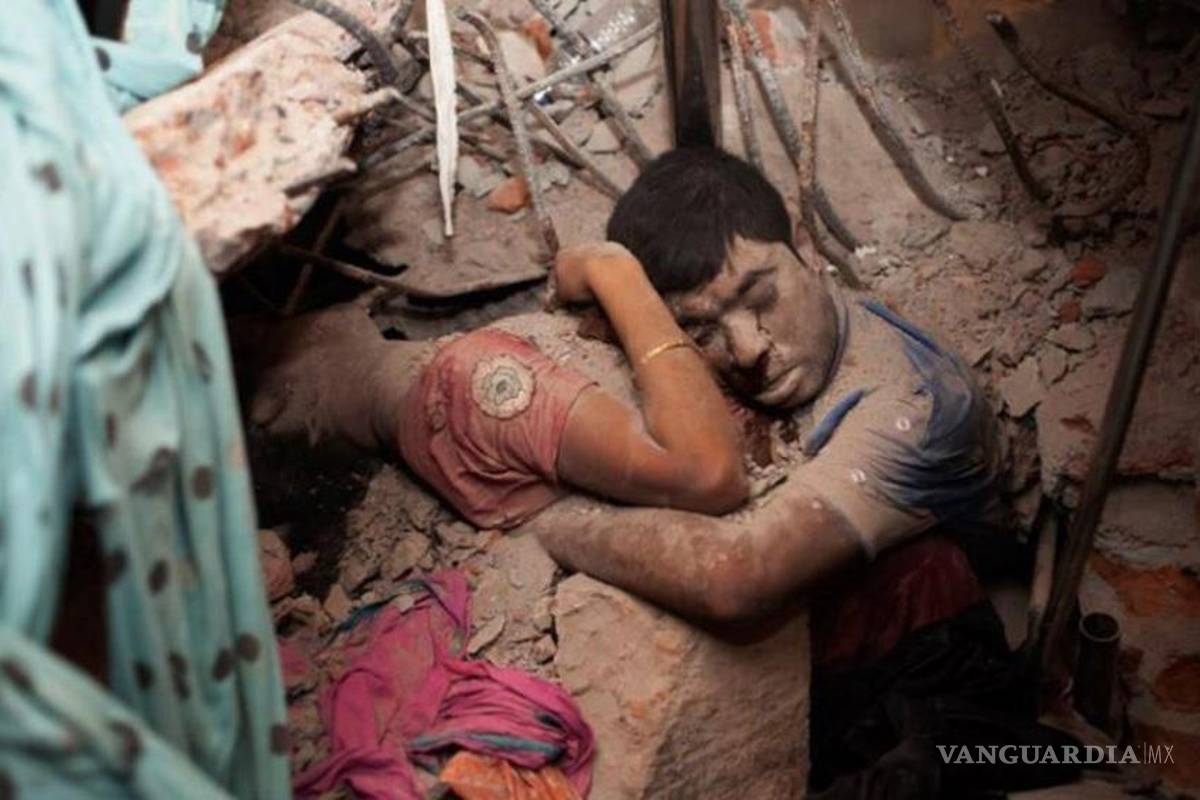 Imagen de Bangladesh conmueve al mundo; la abraza y llora sangre