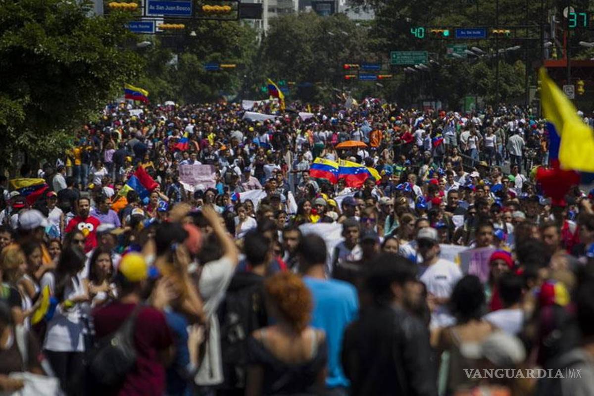 Aviones de guerra sobrevuelan marchas opositoras en Venezuela