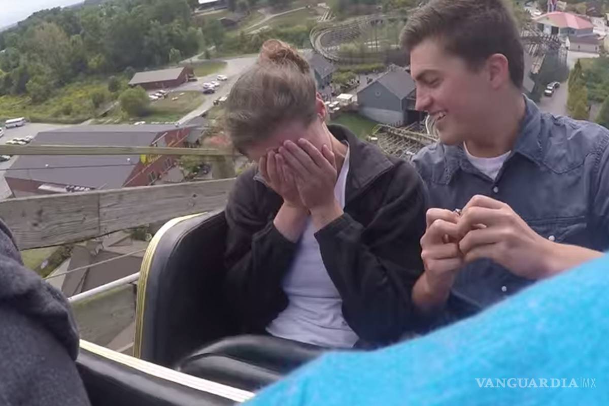 La emotiva propuesta de matrimonio en una montaña rusa