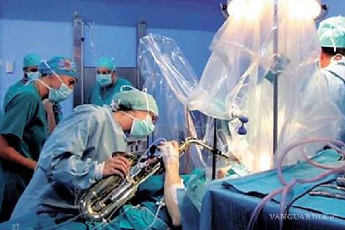 Le extirpan tumor mientras toca el saxofón