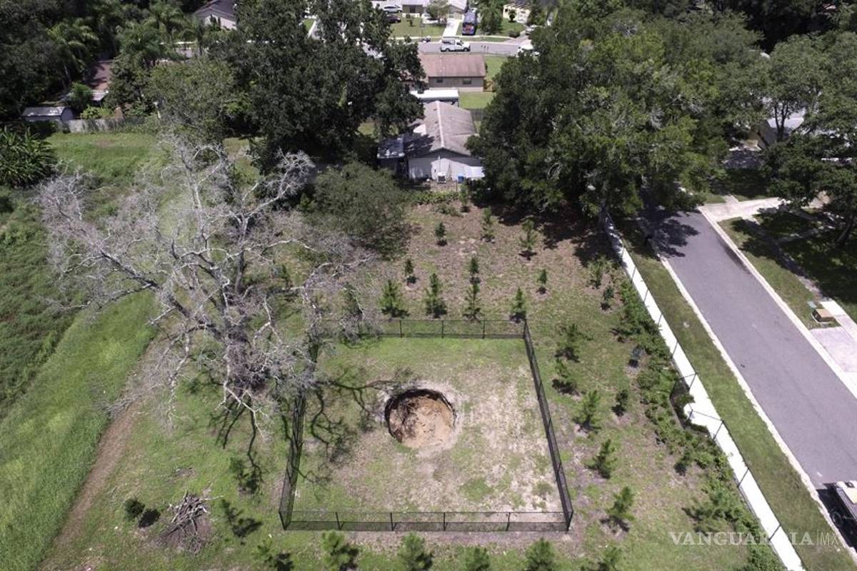 Se abre enorme socavón en Florida