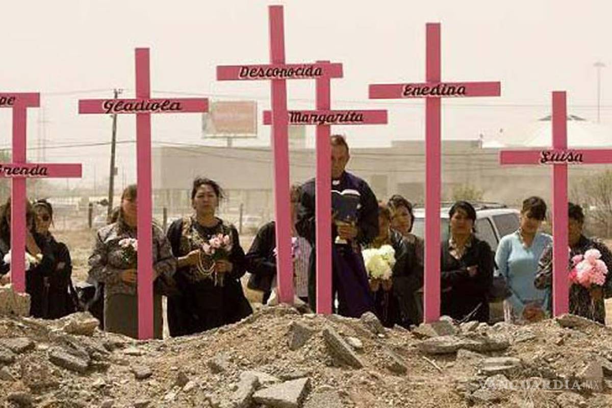 Cruces de color rosa en honor a mujeres asesinadas en Estado de México