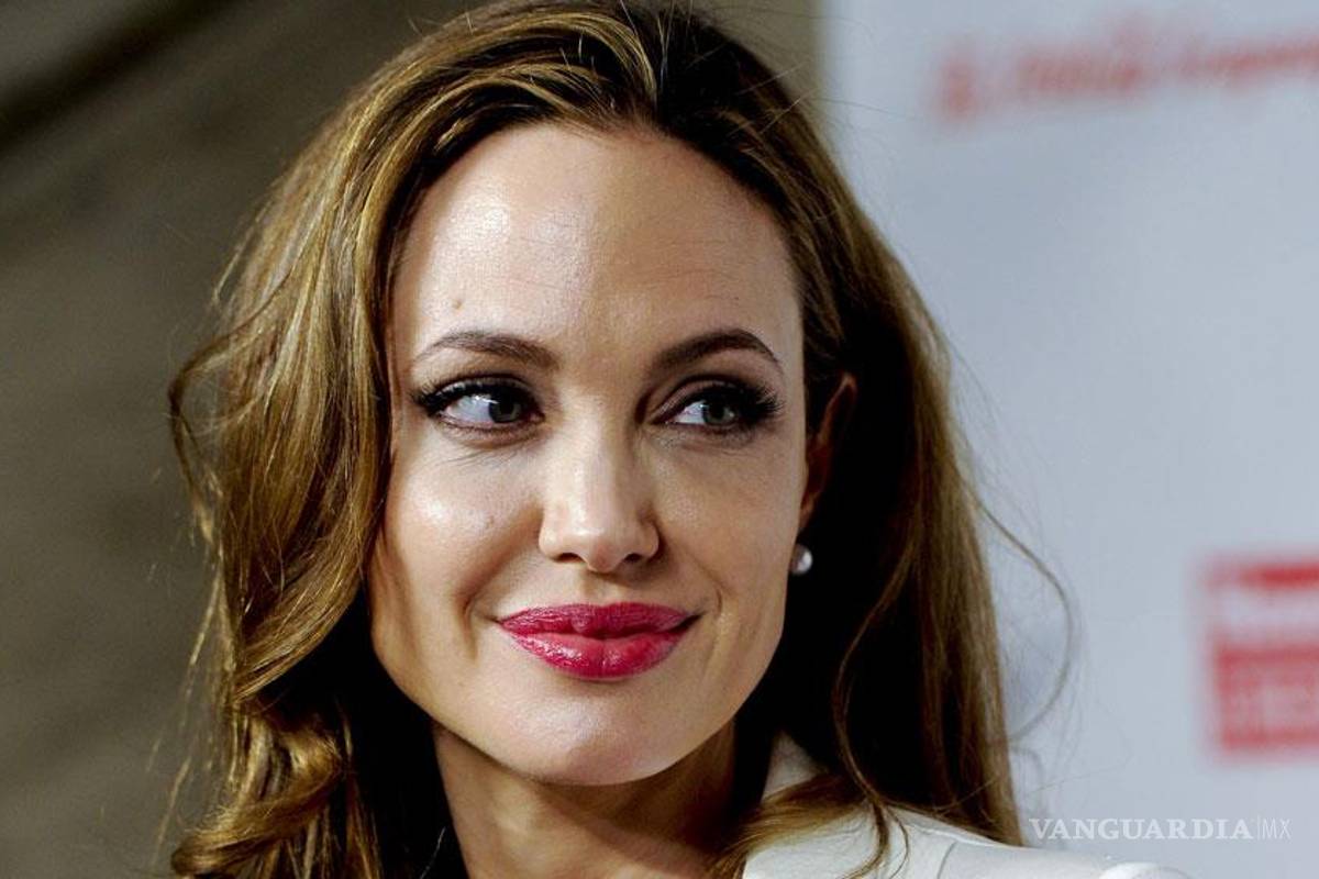 Subastan fotografía de Angelina Jolie en topless
