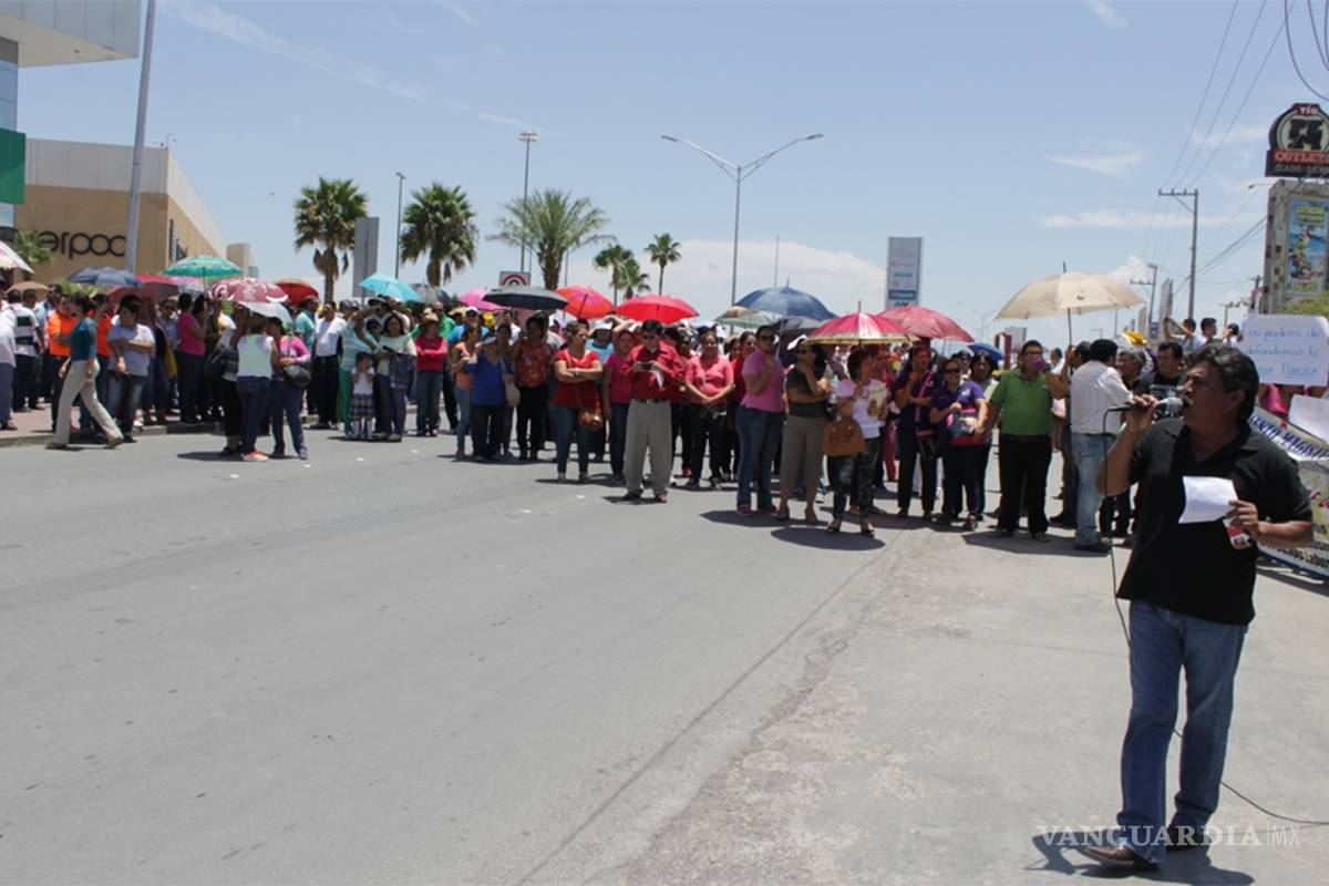 300 maestros se manifiestan en la Subsecretaría de Educación de la Laguna