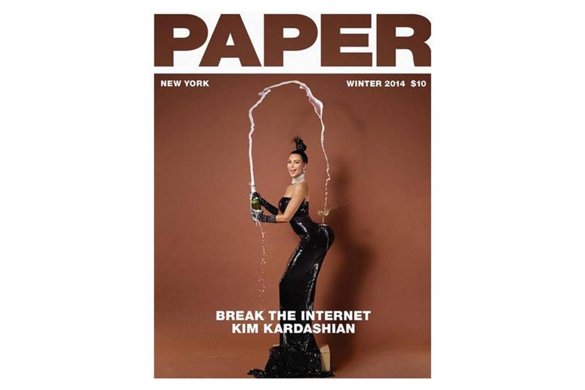 Kim Kardashian enseña cómo sostener una copa con su trasero