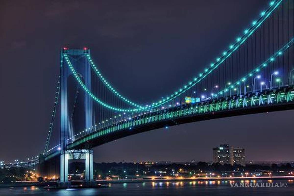 Barco choca contra el puente de Brooklyn en NY; no hay daños