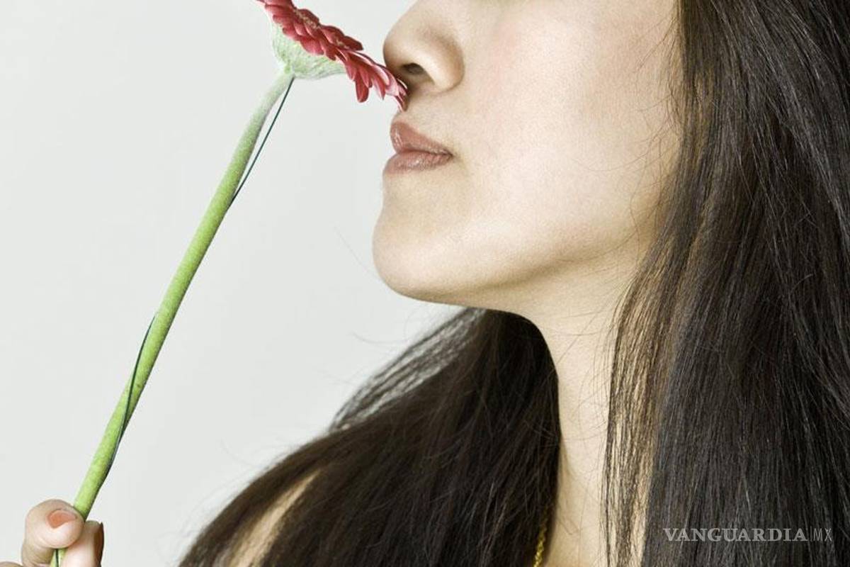 La mujer se enamora mediante el olfato