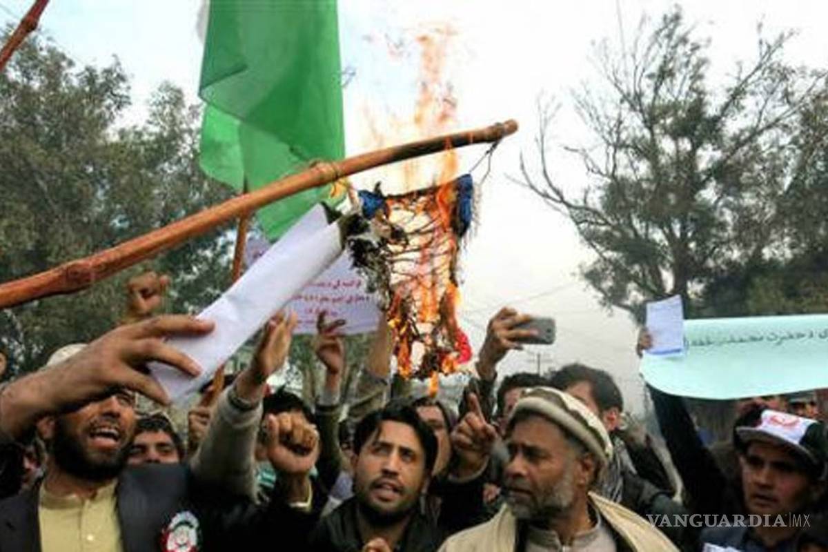 Musulmanes queman bandera de Francia en protesta contra Charlie Hebdo