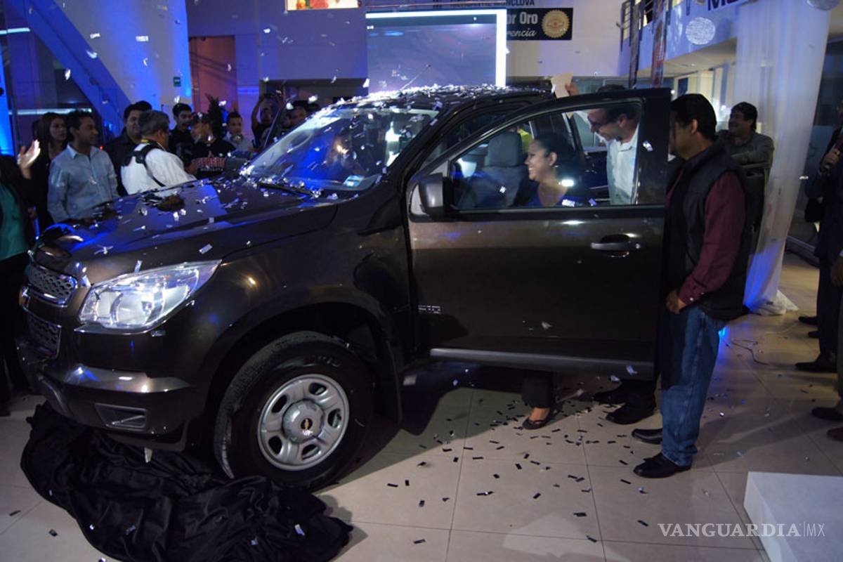 Agencia automotriz entrega nueva camioneta a Zaira, la mujer de la 'pick up dibujada'