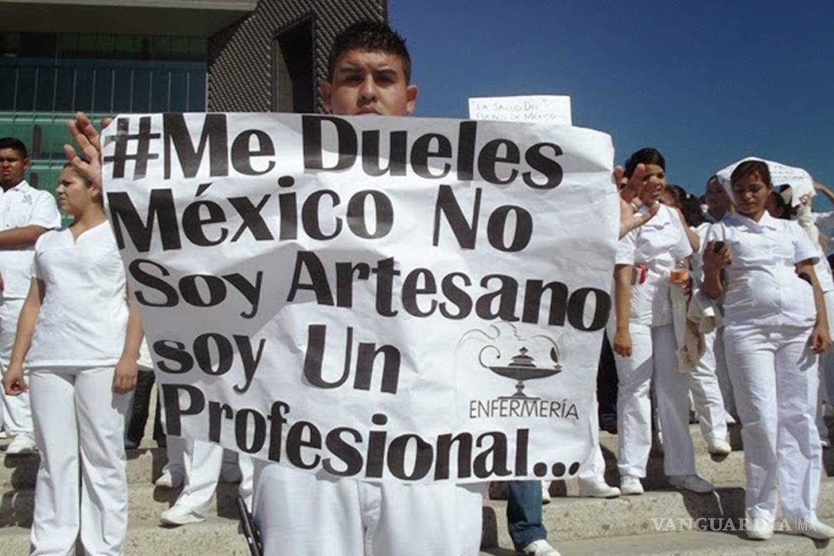 En Torreón marchan enfermeros para defender su profesión