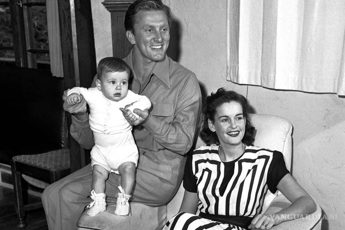 Diana Douglas, esposa de Kirk Douglas, fallece a los 92 años