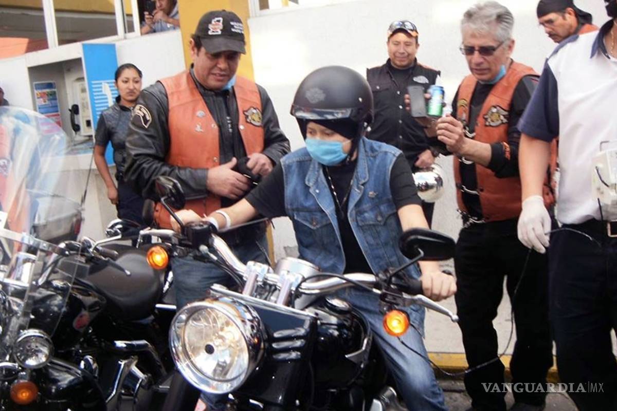 Hombre escapa de policías en motocicleta dentro de un mall