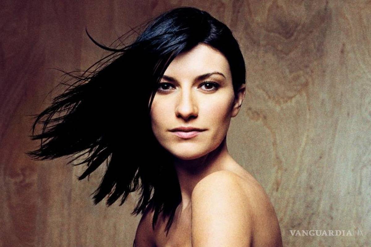 Laura Pausini enseña de más en un concierto (video)