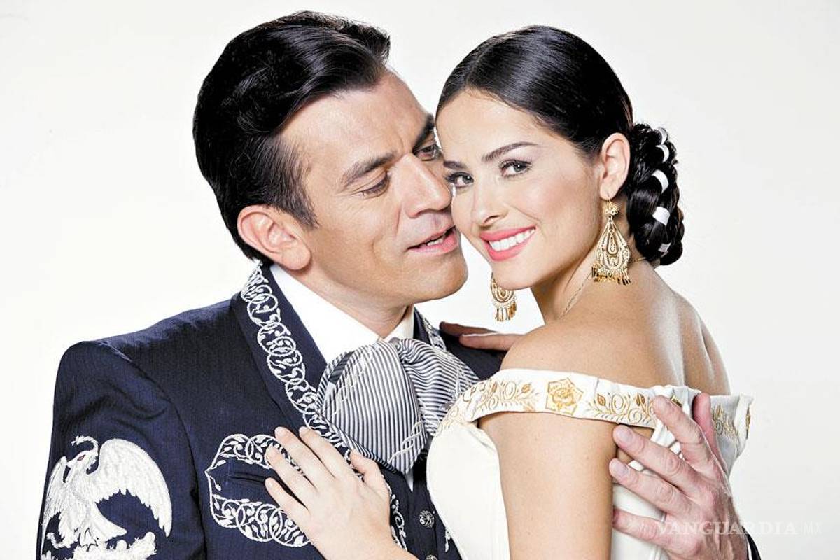 Danna García con ayuda para cantar