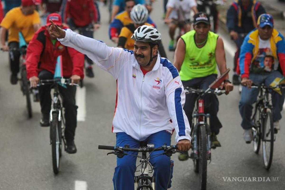 Nicolás Maduro sufre aparatosa caída en bicicleta