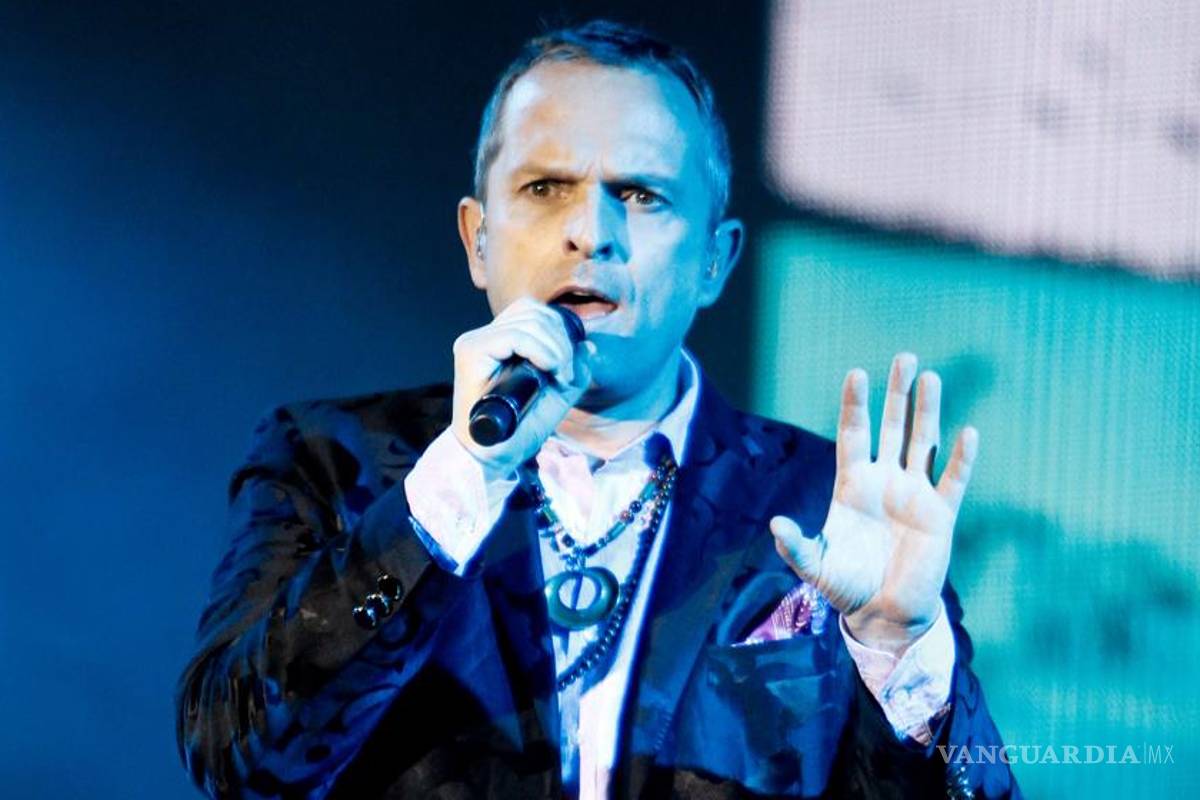 Miguel Bosé le canta a 10 mil peruanos en Lima