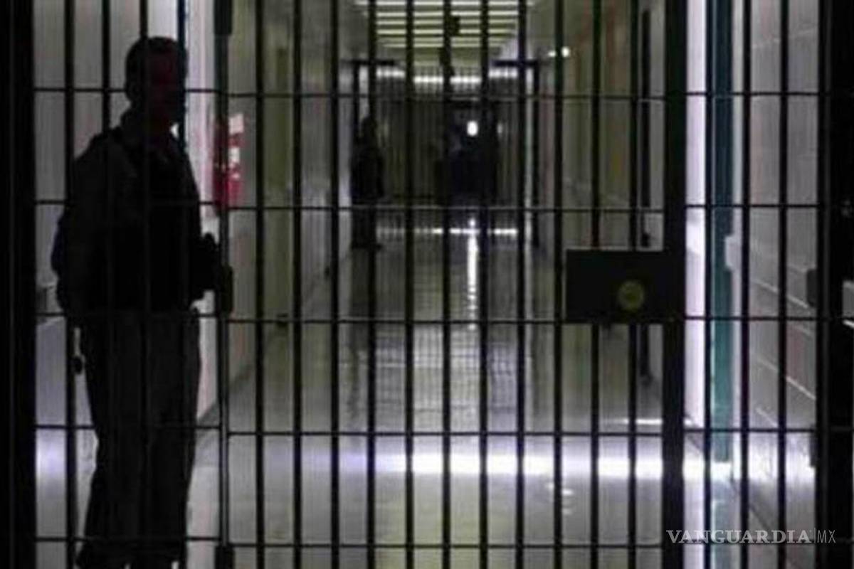 Hallan a reo colgado en el baño de su celda