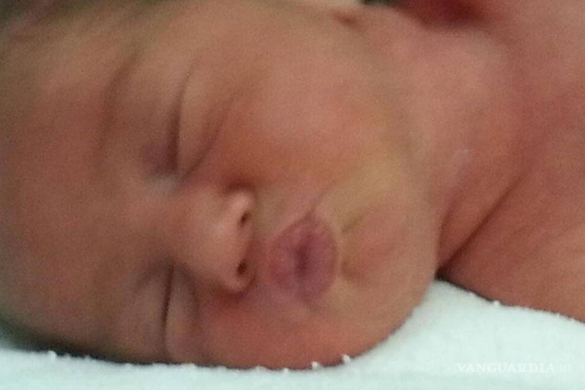 La hija de Jacky Bracamontes manda besos en la red