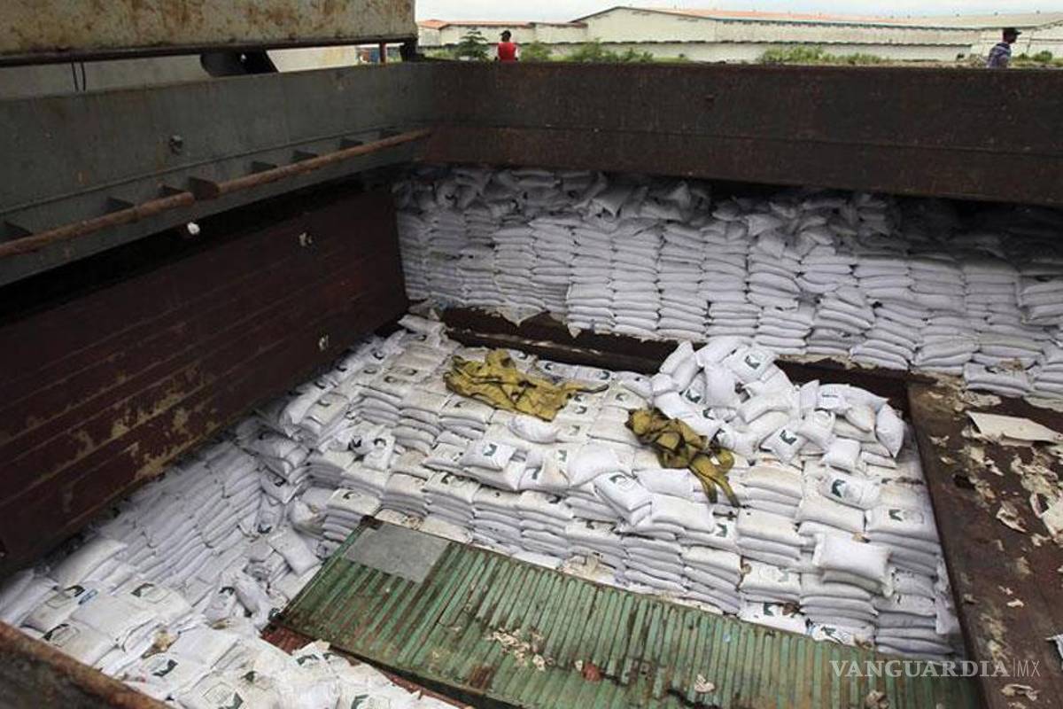 Hallan más contenedores en barco norcoreano