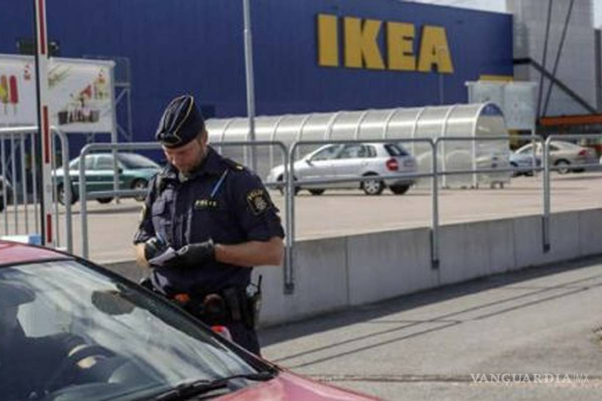 Apuñalan a tres personas en tienda Ikea de Suecia; mueren dos