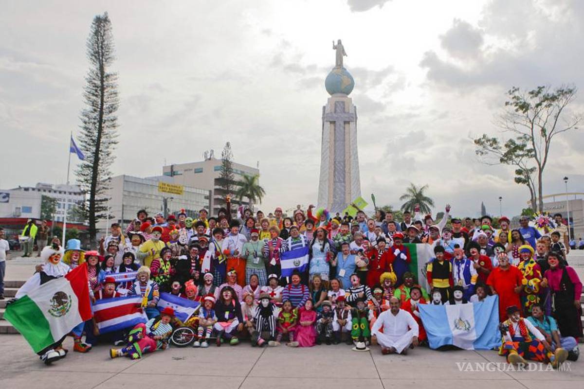 Payasos de Centroamérica y México llenan de color las calles de San Salvador