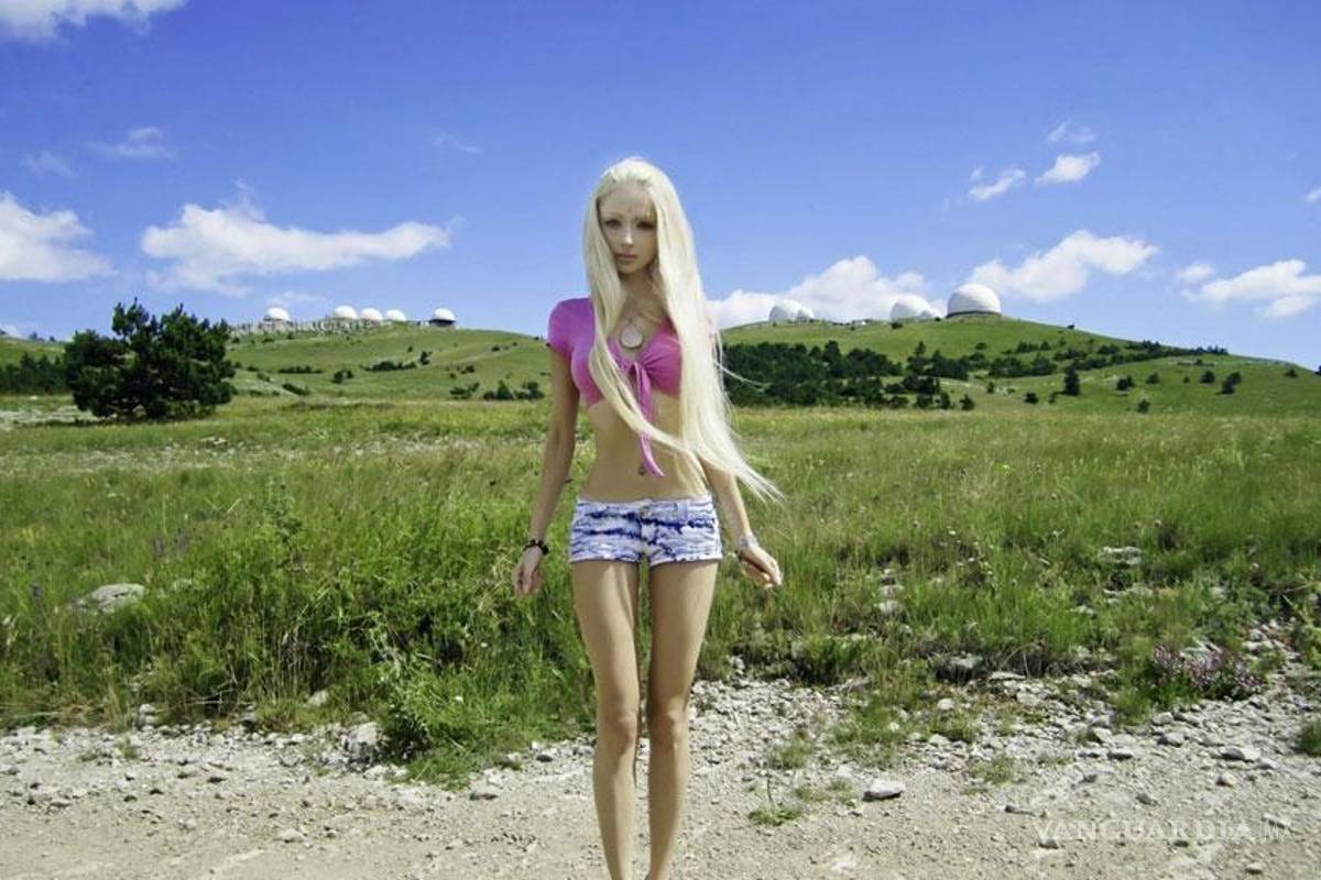 La 'barbie humana' resultó ser racista