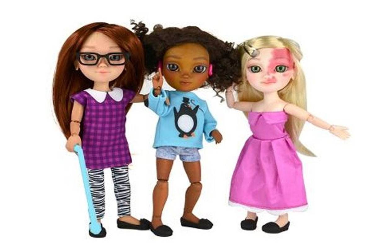 Makies, muñecas que usan muletas, tienen cicatrices y discapacidades