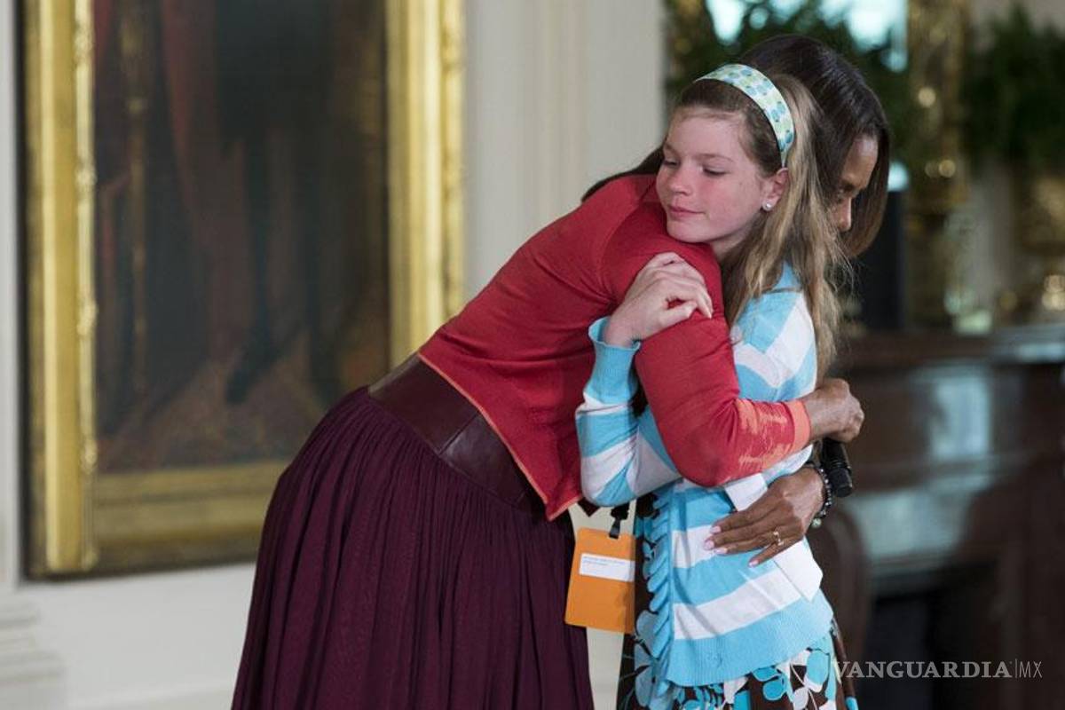 Niña da a Michelle Obama currículum de su papá desempleado