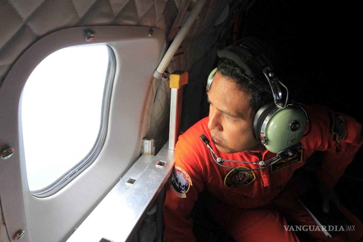 Hallan parte delantera del avión malasio desaparecido