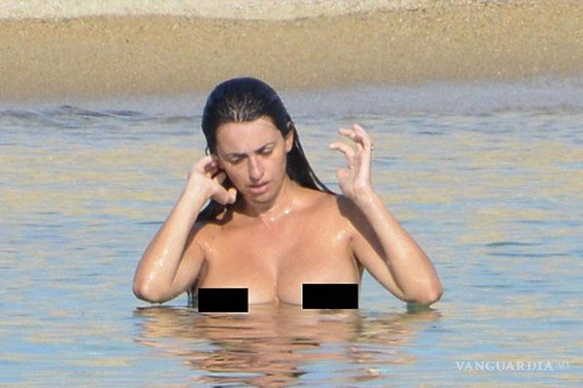 Captan a Penelope Cruz haciendo topless