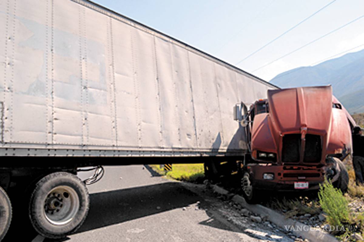 Trailero casi se va a un barranco en carretera Saltillo-Monterrey