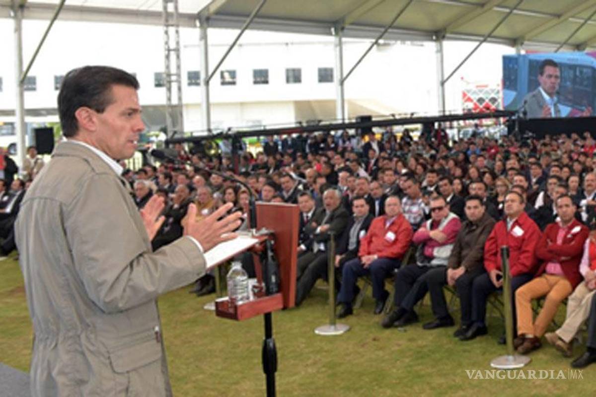 Peña Nieto celebra su cumpleaños y se le cae el pastel
