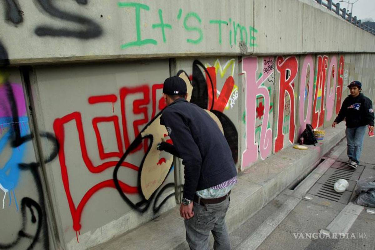 Fans de Bieber tratan de proteger grafitis que hizo en Colombia